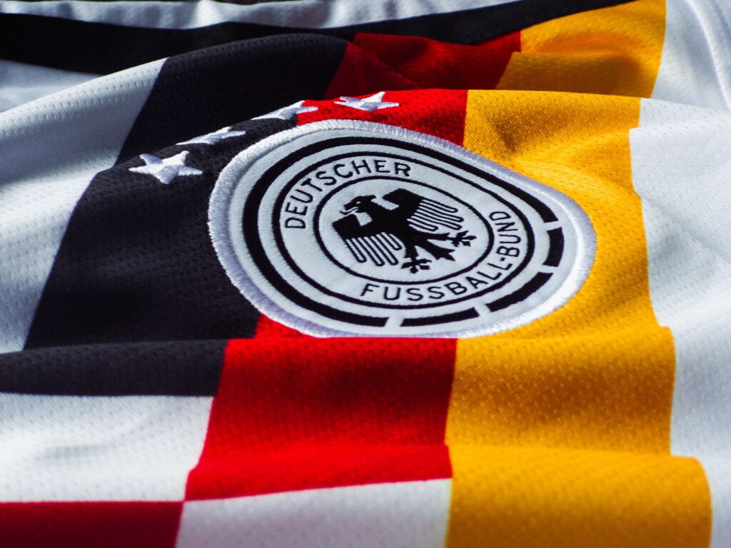 Vereinswappen Stickerei auf weissem Shirt